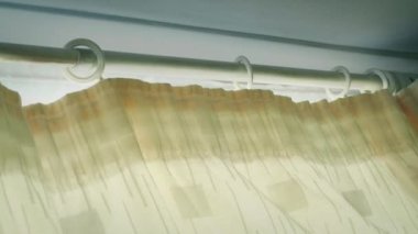 Perdeler gündüz açılır ya da kapanır