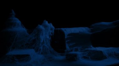 Eski Tozlu Odada Ahşap Sandık Kaldıran Adam