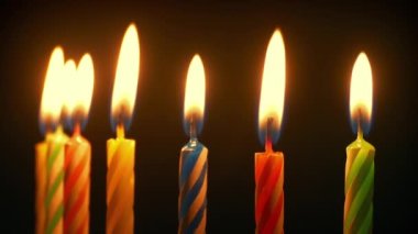 Doğum günü pastası mumları Karanlıkta sönüyor