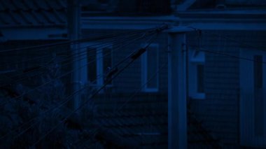 Geceleri Evlere Şimşek ve Yağmur yağar