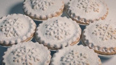 Pudra şekerli kıymalı turtalar dönüyor