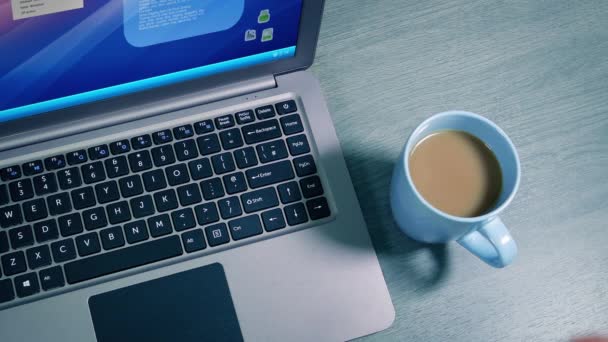 Nsan Çkileri Kahvesi Laptop Çalışıyor — Stok video