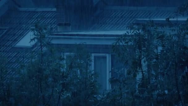 Θύελλα Βροχής Στην Οροφή Του Σπιτιού Βράδυ — Αρχείο Βίντεο