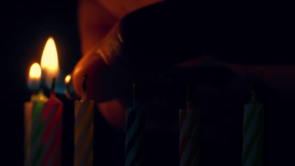 Τούρτα Γενεθλίων Κεριά Είναι Lit Closeup — Αρχείο Βίντεο