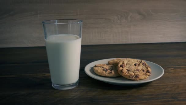 Γάλα Και Μπισκότα Στο Τραπέζι — Αρχείο Βίντεο