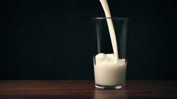Молоко Вливається Скло Столі — стокове відео