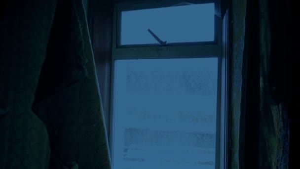 Fenêtre Courir Vers Bas Vieille Maison Dans Noir — Video