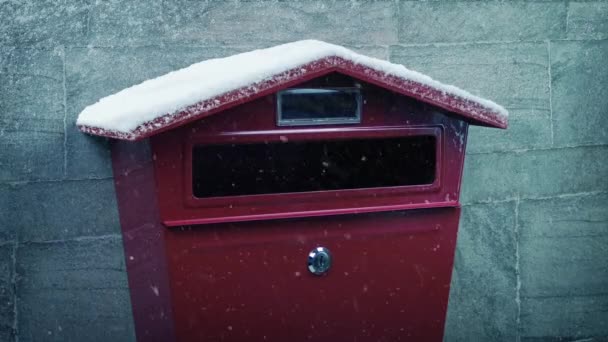 在雪地里投寄信件和包裹 — 图库视频影像