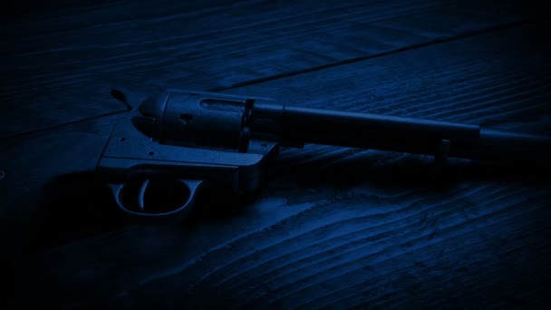 Cowboy Raccoglie Pistola Notte — Video Stock