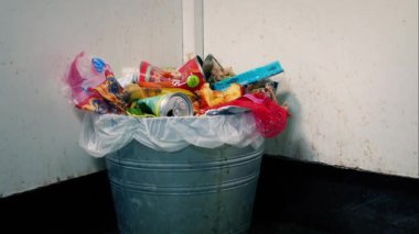 Teneke Kutu Çöp Kutusuna Yakından Fırlatıldı