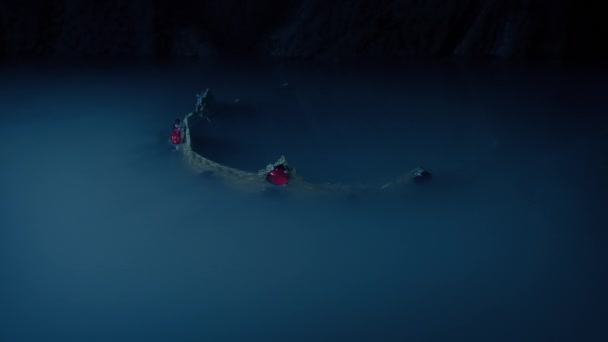 Coroa Rei Ouro Revelada Debaixo Água Misty Cave — Vídeo de Stock