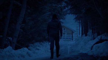 Karlı Kırsal Bölgede Eve Yürüyen Adam