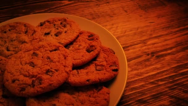 Passing Plate Cookies Open Haard — Stockvideo