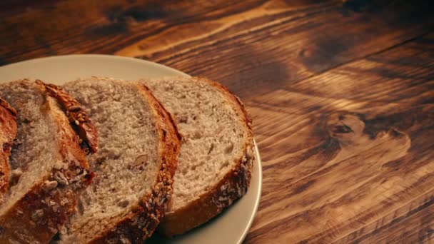Restoranda Dilimlenmiş Tahıl Ekmeği Tabağı — Stok video