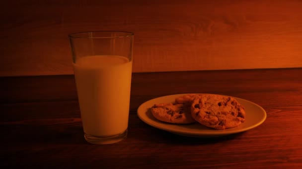 火光中的牛奶和饼干 — 图库视频影像