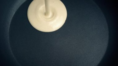 Pankek karışımı Pan 'a dökülüyor.