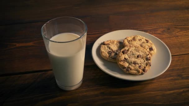 Glas Milch Und Choc Chip Cookies — Stockvideo