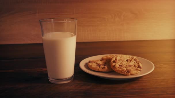 Milch Und Kekse Auf Dem Tisch Nostalgisches Glühen — Stockvideo
