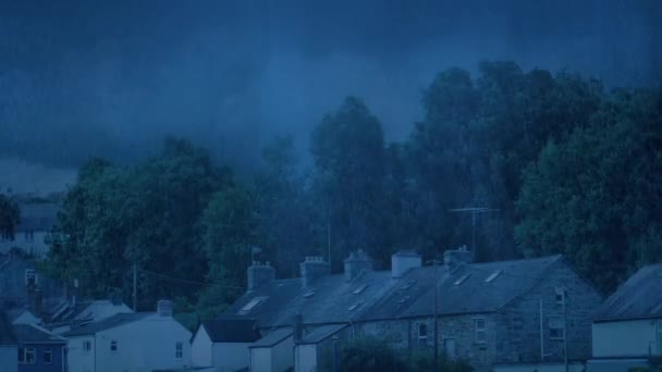 夕暮れ時に町の家で雨が降る — ストック動画