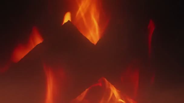 Fuego Troncos Humeantes Arde Por Noche — Vídeos de Stock