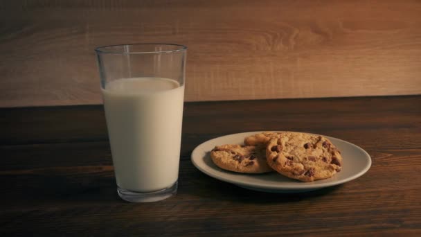 Köstlicher Snack Aus Milch Und Keksen — Stockvideo