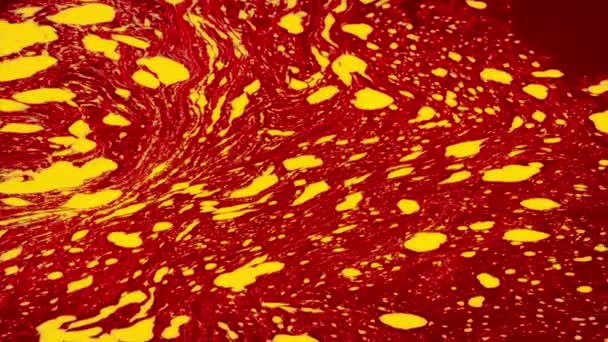 Schiuma Gialla Sul Liquido Vorticoso Rosso — Video Stock