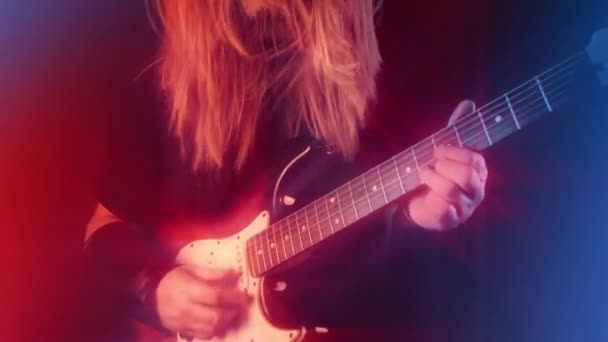 Head Banging Gitarrist Auf Der Bühne — Stockvideo