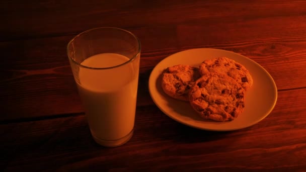 Молоко Печиво Столі Теплий Вогонь Світіння — стокове відео