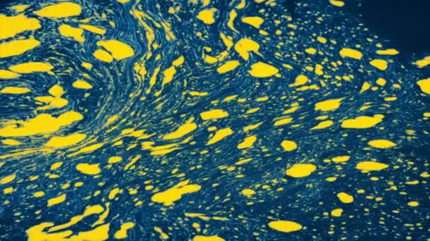 Gelber Schaum Auf Blauem Flüssigkeitswirbel — Stockvideo