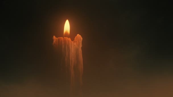 暗闇の中で吹き飛ばされたキャンドルの上に霧 — ストック動画