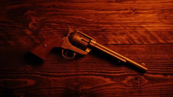 Selvaggio West Pistola Raccolto Alla Luce Del Fuoco — Video Stock