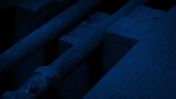 暗闇の床板の下の水道管 — ストック動画
