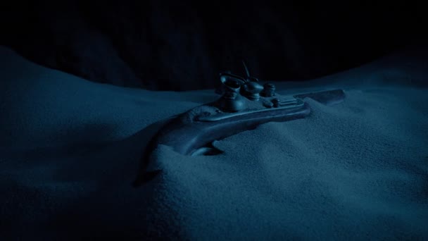 ピストルは暗い洞窟で拾われています ショット — ストック動画