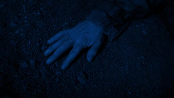 夜晚的地面上的臂膀 — 图库视频影像