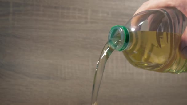 Cook Pours Oil Στην Κουζίνα Closeup — Αρχείο Βίντεο