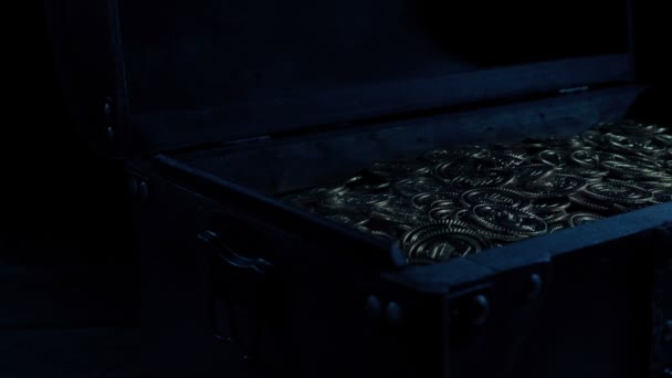 Золотые Монеты Сундуке Темной Комнате — стоковое видео