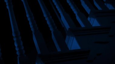 Geceleri Merdivenin Üzerindeki Korkunç Gölgeler