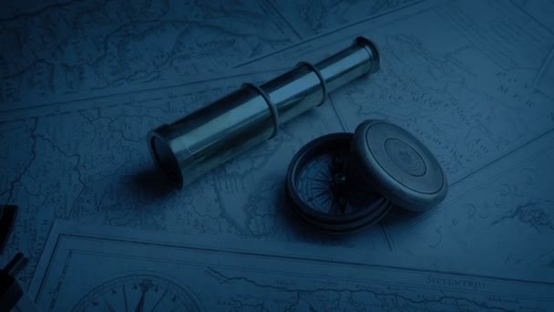 Navigační Nástroje Staré Mapy Temné Kabině — Stock video