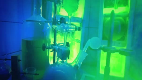 緑の煙が付いている狂った科学者の実験室 — ストック動画
