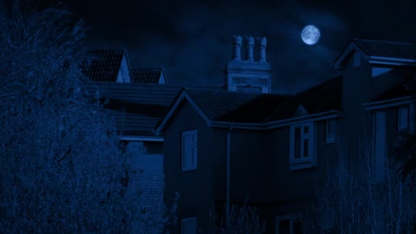 都市の建物の上の満月が付いている家 — ストック動画