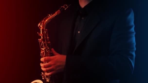Саксофонист Играет Огнях Сцены — стоковое видео