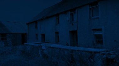 Terk Edilmiş Ev Geceleri