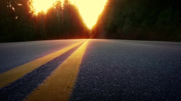 サンセット グラウンド レベル ショットで高速道路を横切る — ストック動画