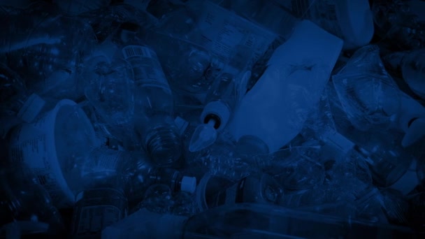 Caja Reciclaje Plástico Garaje Por Noche — Vídeos de Stock