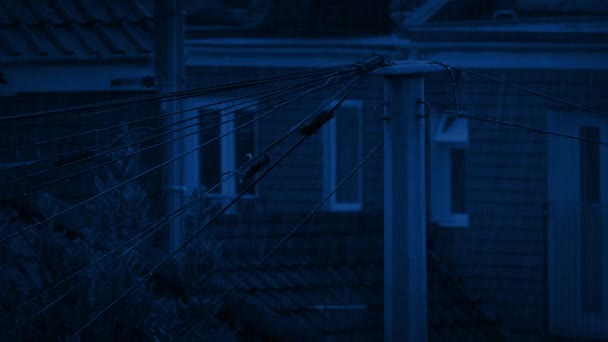 Βρέχει Pylon Σύρματα Από Σπίτια Νύχτα — Αρχείο Βίντεο