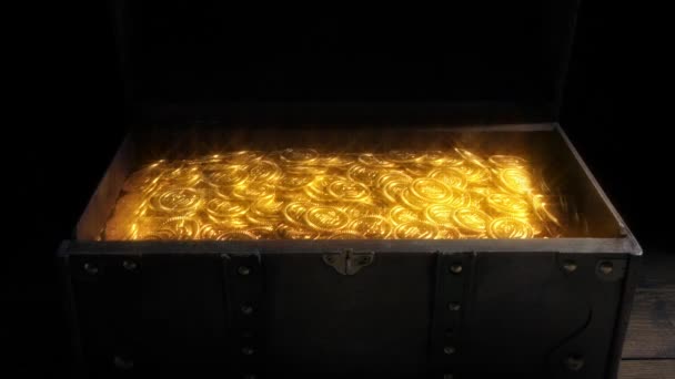 Χρυσά Νομίσματα Θησαυρός Στο Στήθος Άνοιξε Κλειστά — Αρχείο Βίντεο