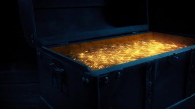 Karanlıkta Hazine Sandığı İçinde Parlayan Paralar