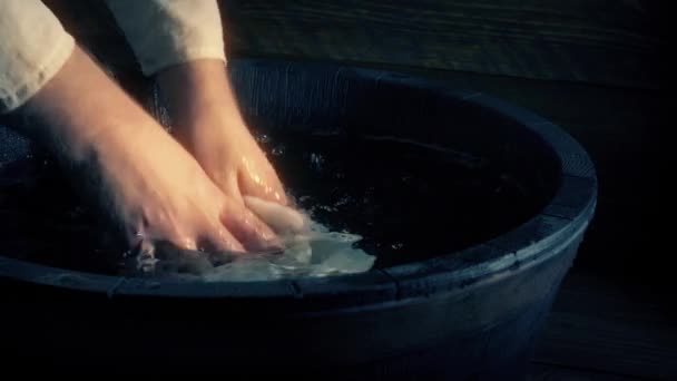 Orang Mencuci Pakaian Dalam Tub Historical Scene — Stok Video