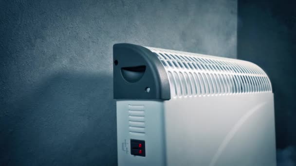 電気断熱はラジエーターが家の危険を喫煙することを引き起こします — ストック動画