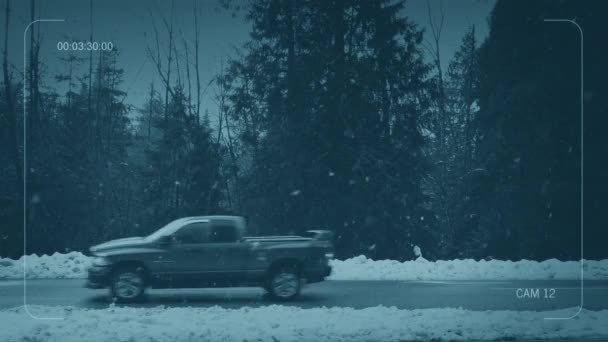 中央电视台车辆在森林路上遇到大雪 — 图库视频影像